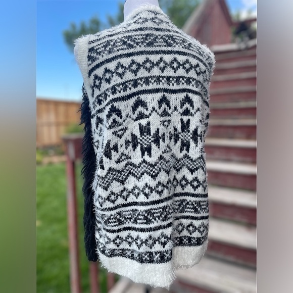 Easel Fluffy Vest / Contrasting Back - Picture 2 of 10